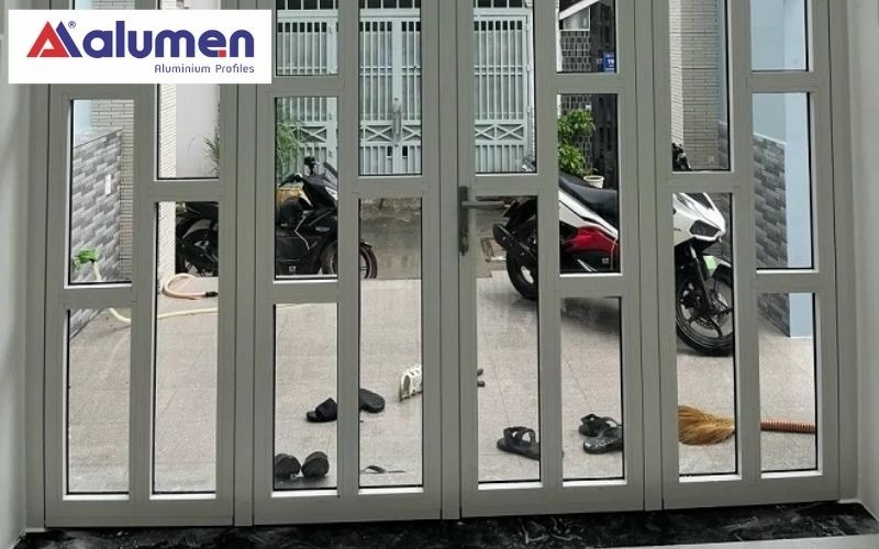 Mẫu cửa nhôm 4 cánh chia ô dạng lệch dành cho nhà ở nhỏ, có diện tích nhỏ hơn 120m2