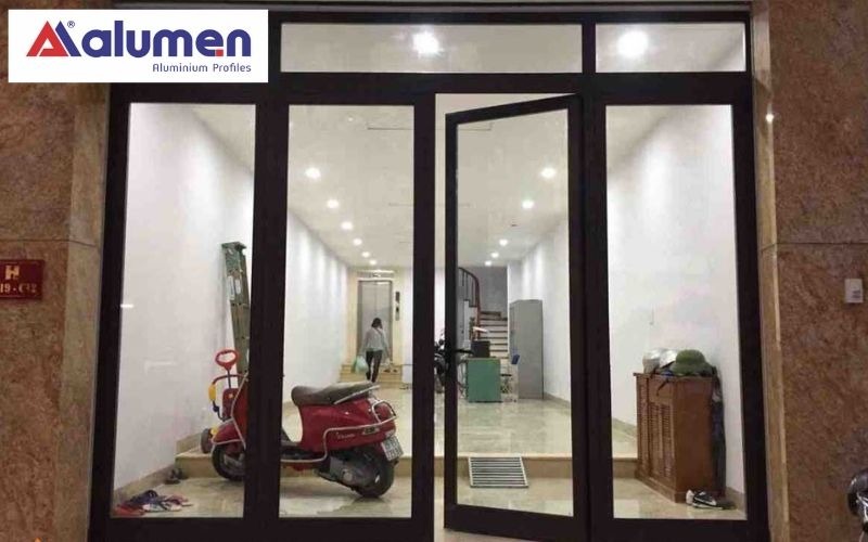 Mẫu cửa chính nhôm nhà cấp 4 mở quay 4 cánh cao cấp, bền đẹp dành cho gia chủ mệnh Mộc