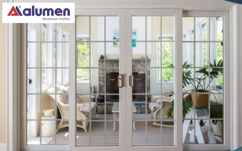 Mẫu cửa nhôm 4 cánh chia ô dọc dành cho phòng khách có thiết kế cổ điển, sang trọng