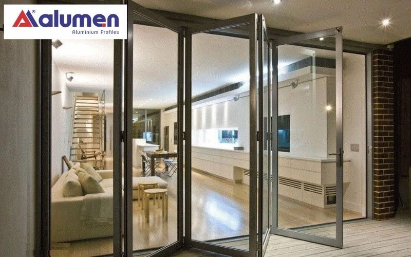 Cửa chính nhôm biệt thự xếp gấp 5 cánh màu bạc đẹp sang mang lại tài lộc cho gia chủ mệnh Kim